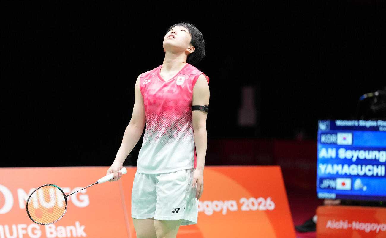 バドミントン女子シングルス決勝　ポイントを奪われ天を仰ぐ山口茜（撮影・森本幸一）