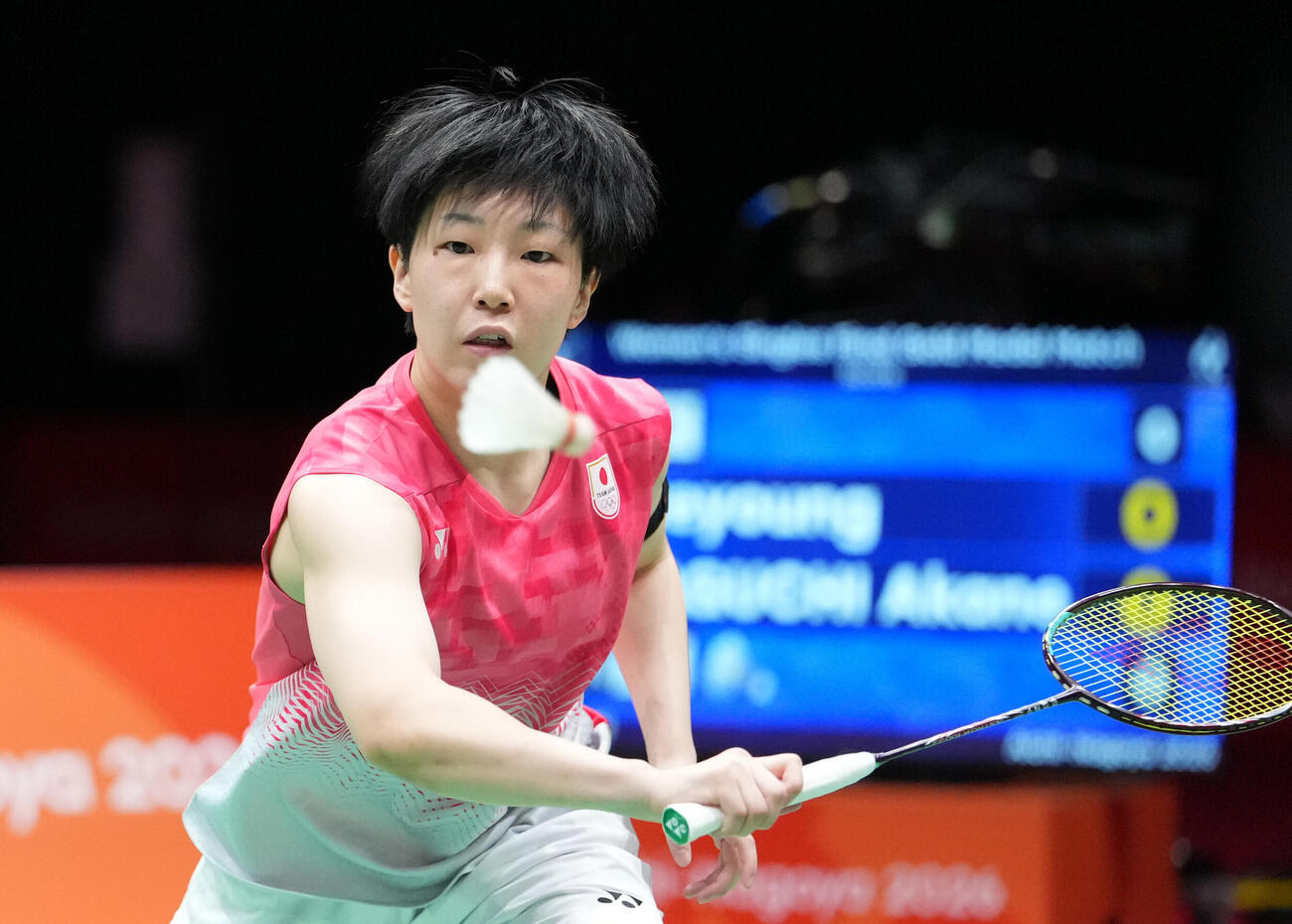 バドミントン女子シングルス決勝　シャトルを追う山口茜（撮影・森本幸一）
