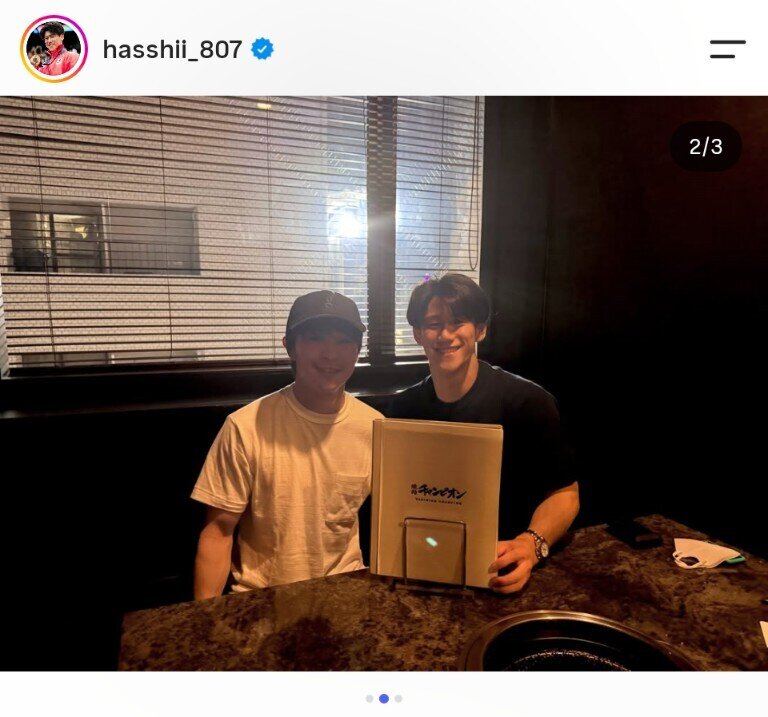 食事先で内村航平氏（左）と2ショットに収まる橋本大輝（橋本のインスタグラムより）