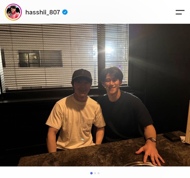 食事先で内村航平氏（左）と2ショットに収まる橋本大輝（橋本のインスタグラムより）