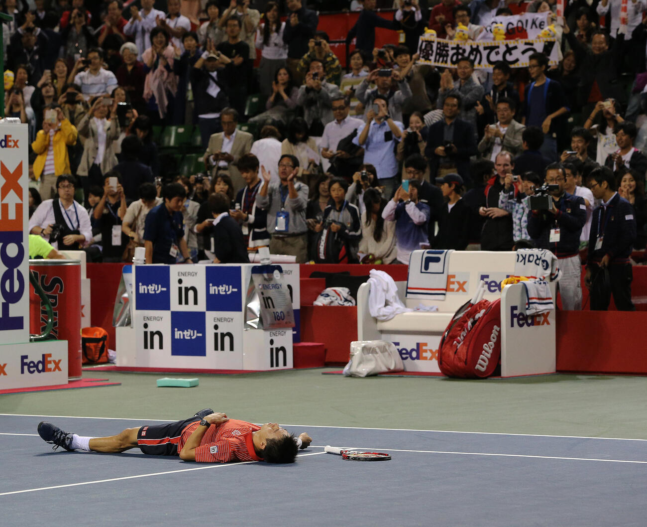 楽天ジャパン・オープン　優勝を決めた錦織は、喜びをかみしめるようにコートに寝転んだ（2014年10月5日撮影）