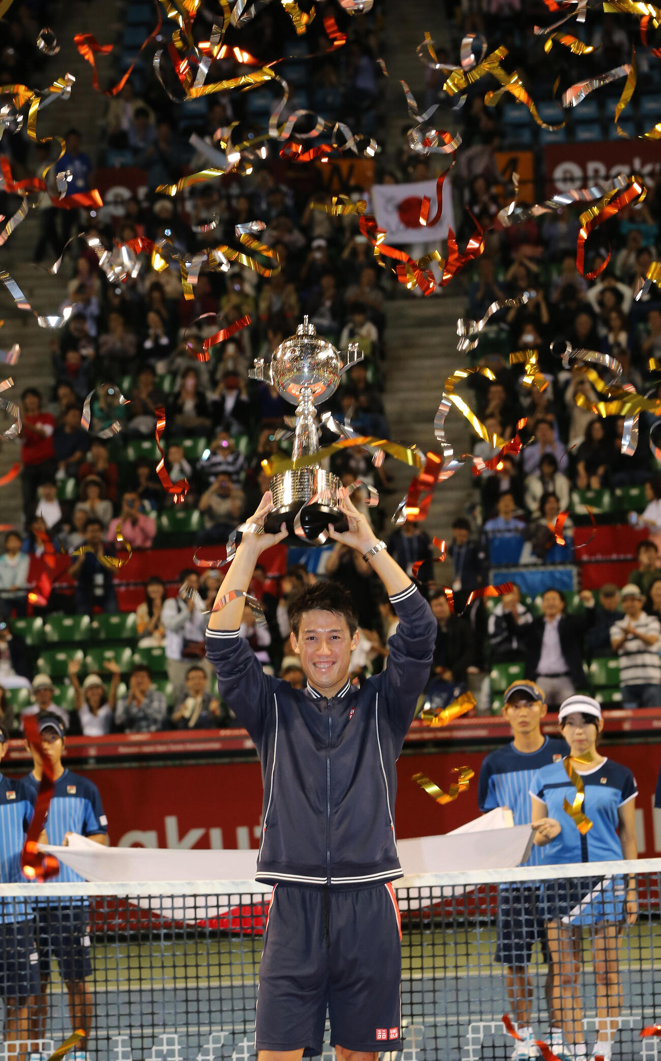 楽天ジャパン・オープン　頭上に高々と優勝トロフィーを持ち上げる錦織（2014年10月5日撮影）