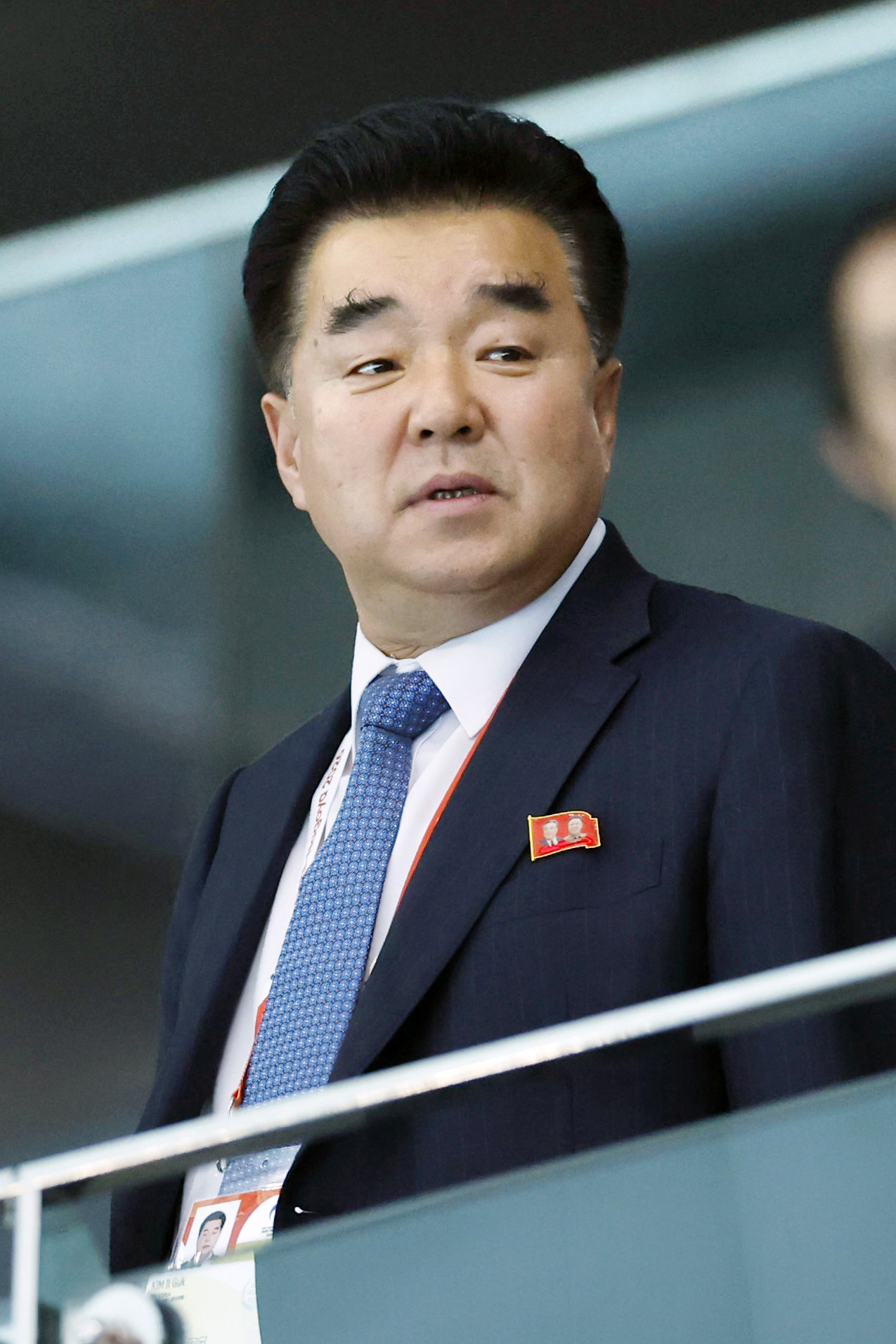 女子高飛び込み決勝を観戦した北朝鮮の金日国体育相＝29日、東京都江東区の東京アクアティクスセンター（共同）