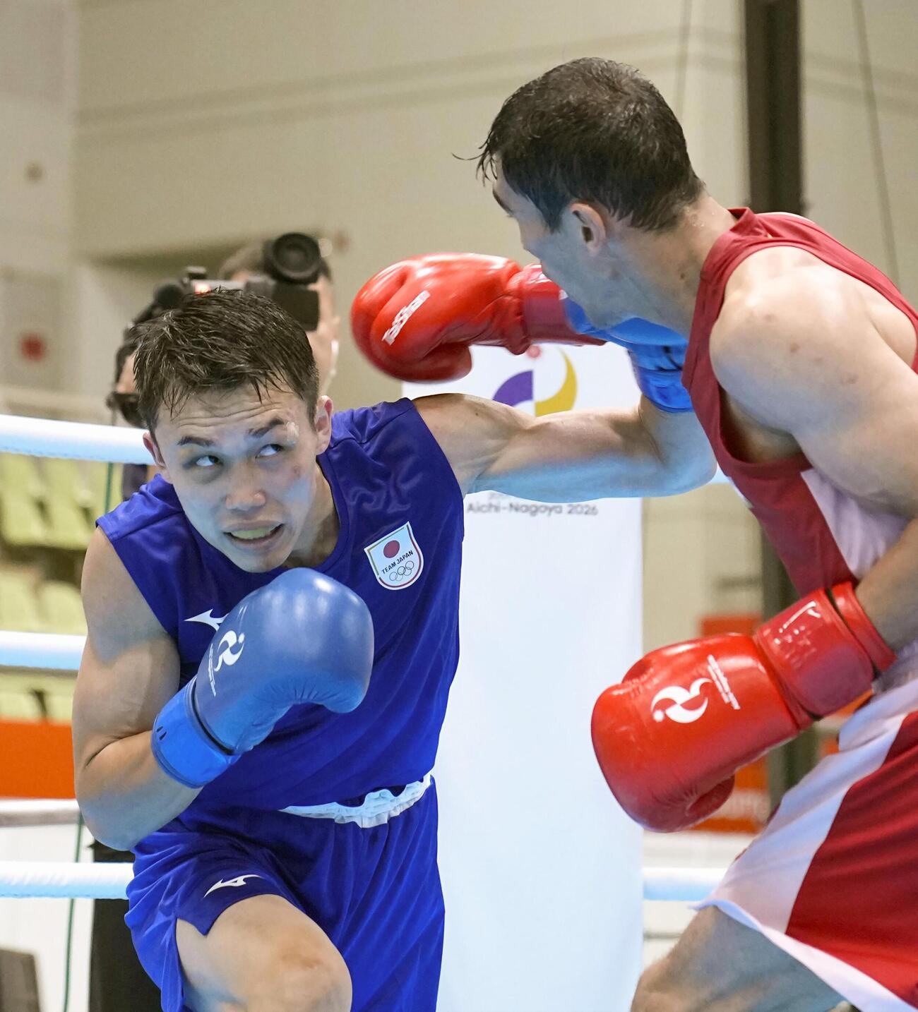 男子60キロ級準決勝　ウズベキスタン選手（右）を攻める北本隼輔（共同）