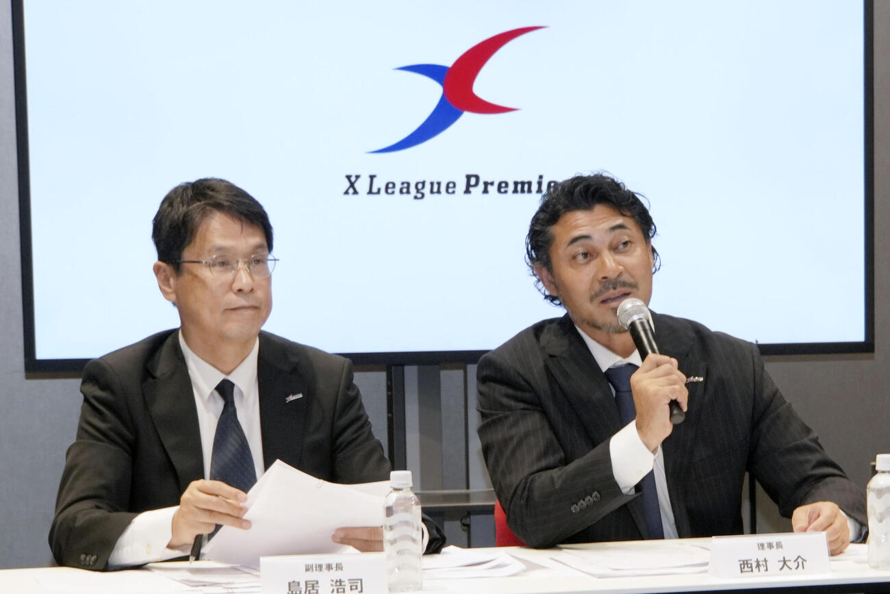記者会見する日本社会人アメリカンフットボール協会の西村大介理事長（右）ら＝29日、東京都内(共同)