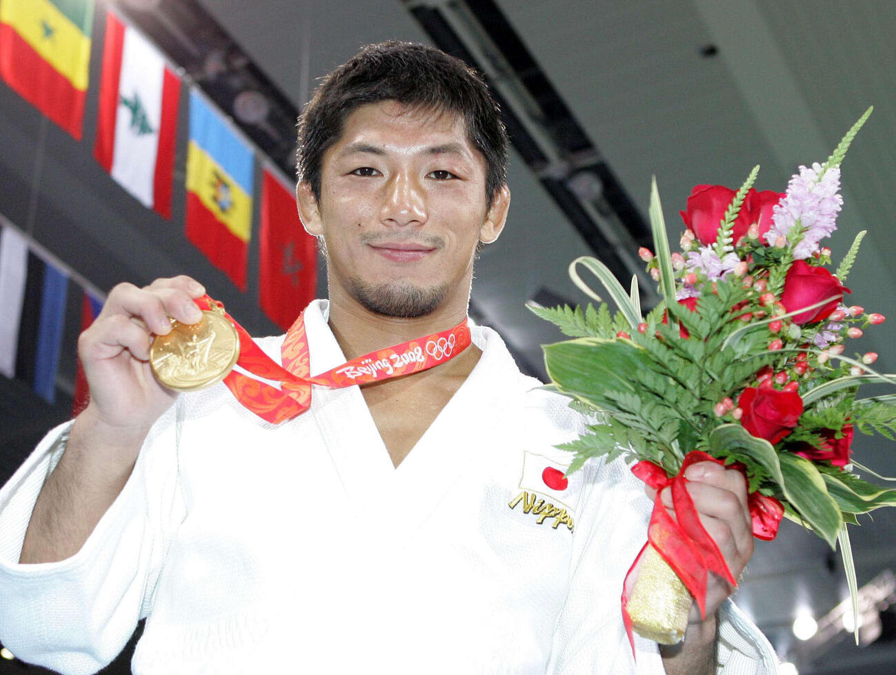 北京五輪柔道男子66キロ級決勝　金メダルを手にする内柴正人（2008年8月撮影）
