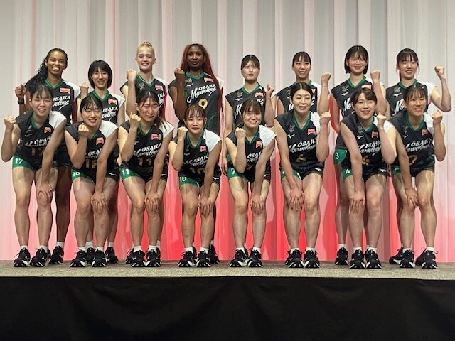 SVリーグ女子での優勝と皇后杯優勝が目標の大阪マーヴェラスの選手は新ユニホームで登場した