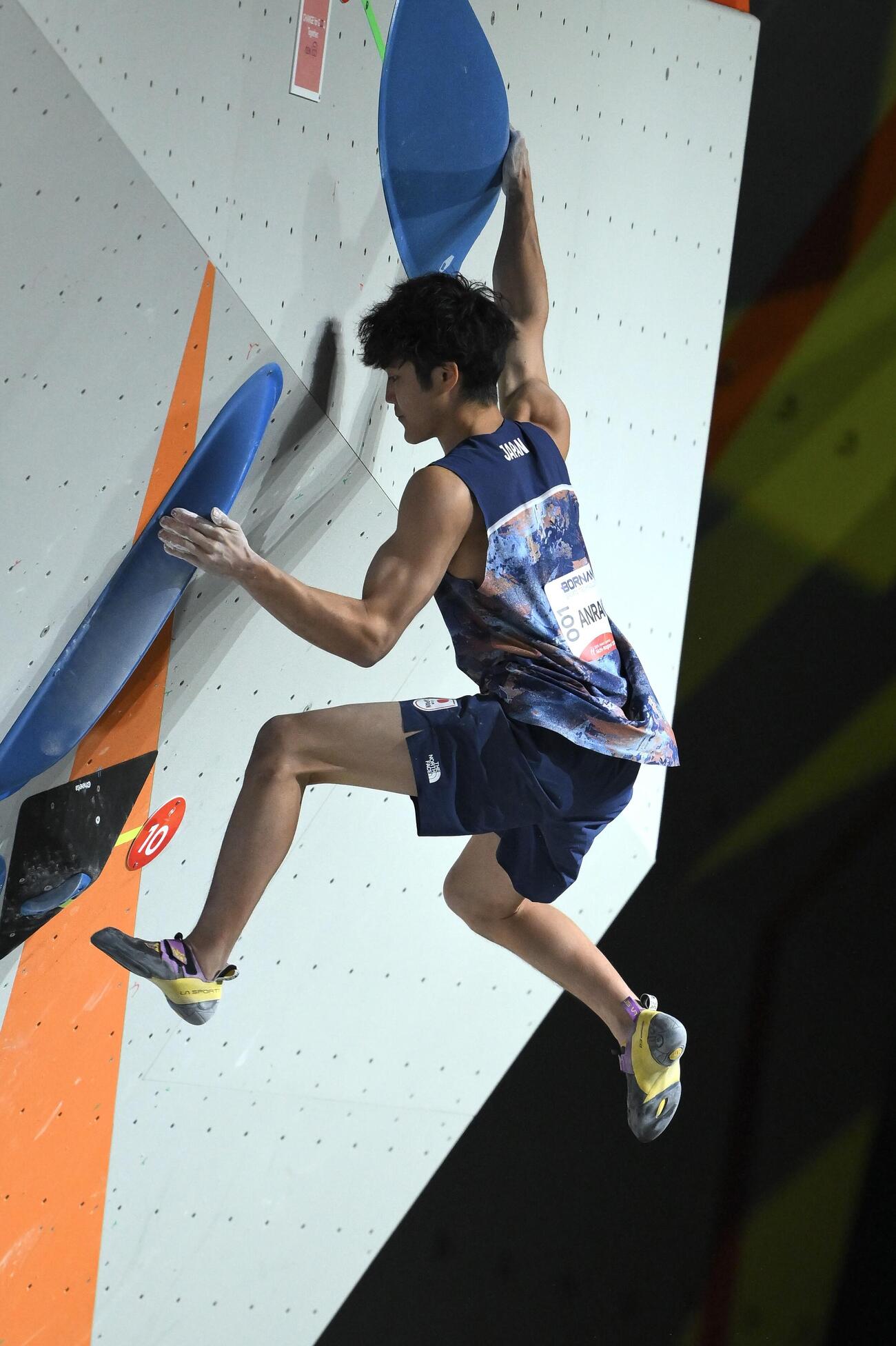 男子ボルダー決勝で第1課題に臨む安楽宙斗（撮影・滝沢徹郎）