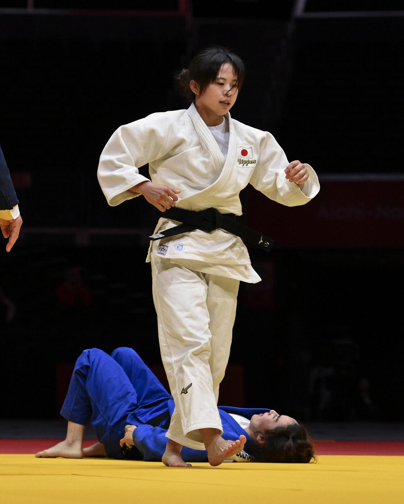 女子48キロ級決勝でカザフスタン選手（奥）に一本勝ちした近藤美月（共同）
