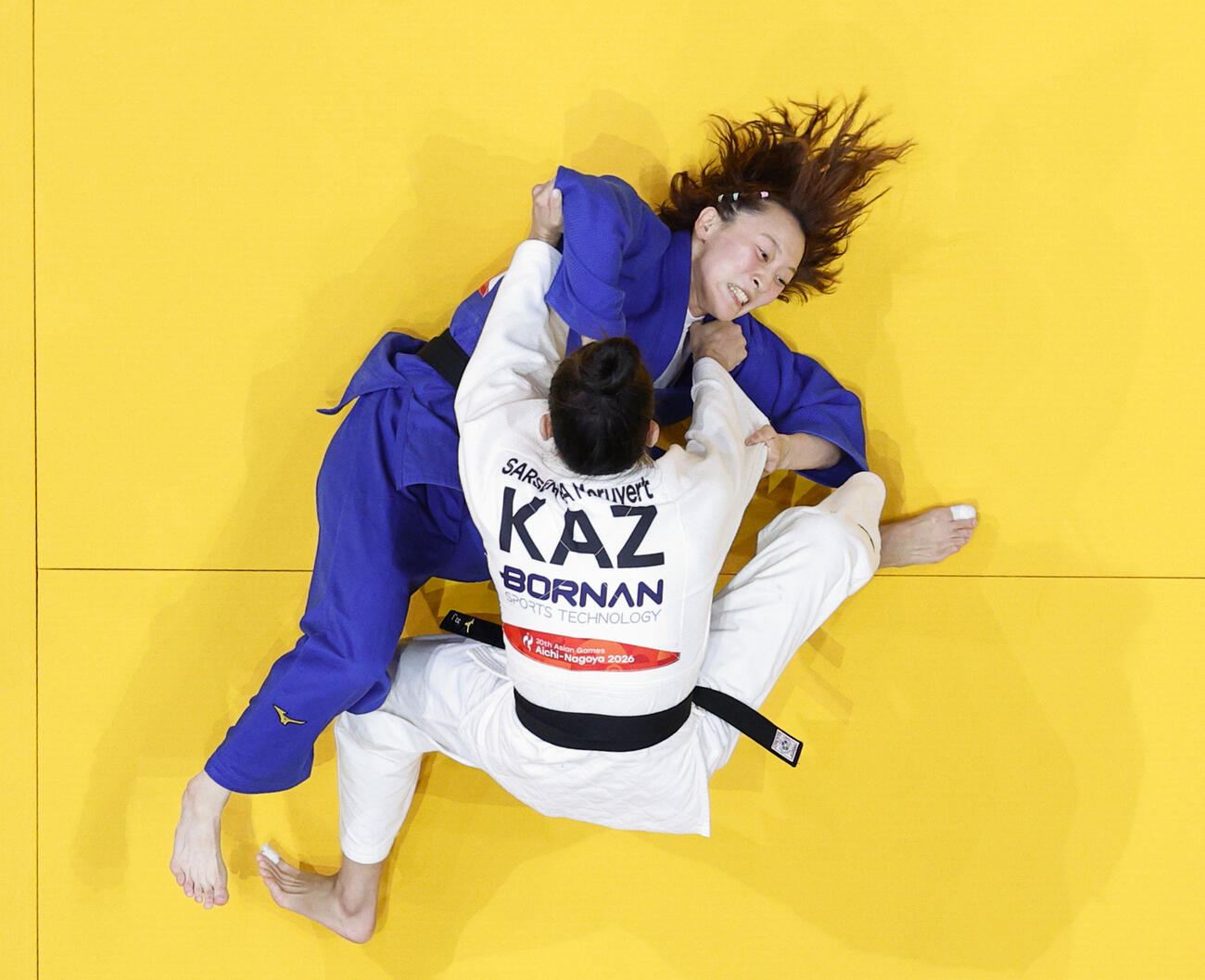 女子52キロ級3位決定戦　カザフスタン選手（手前）と対戦する藤城心＝IGアリーナ（共同）