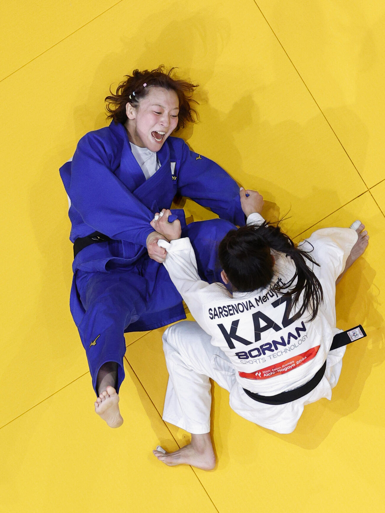 女子52キロ級3位決定戦　カザフスタン選手（下）と対戦する藤城心＝IGアリーナ（共同）