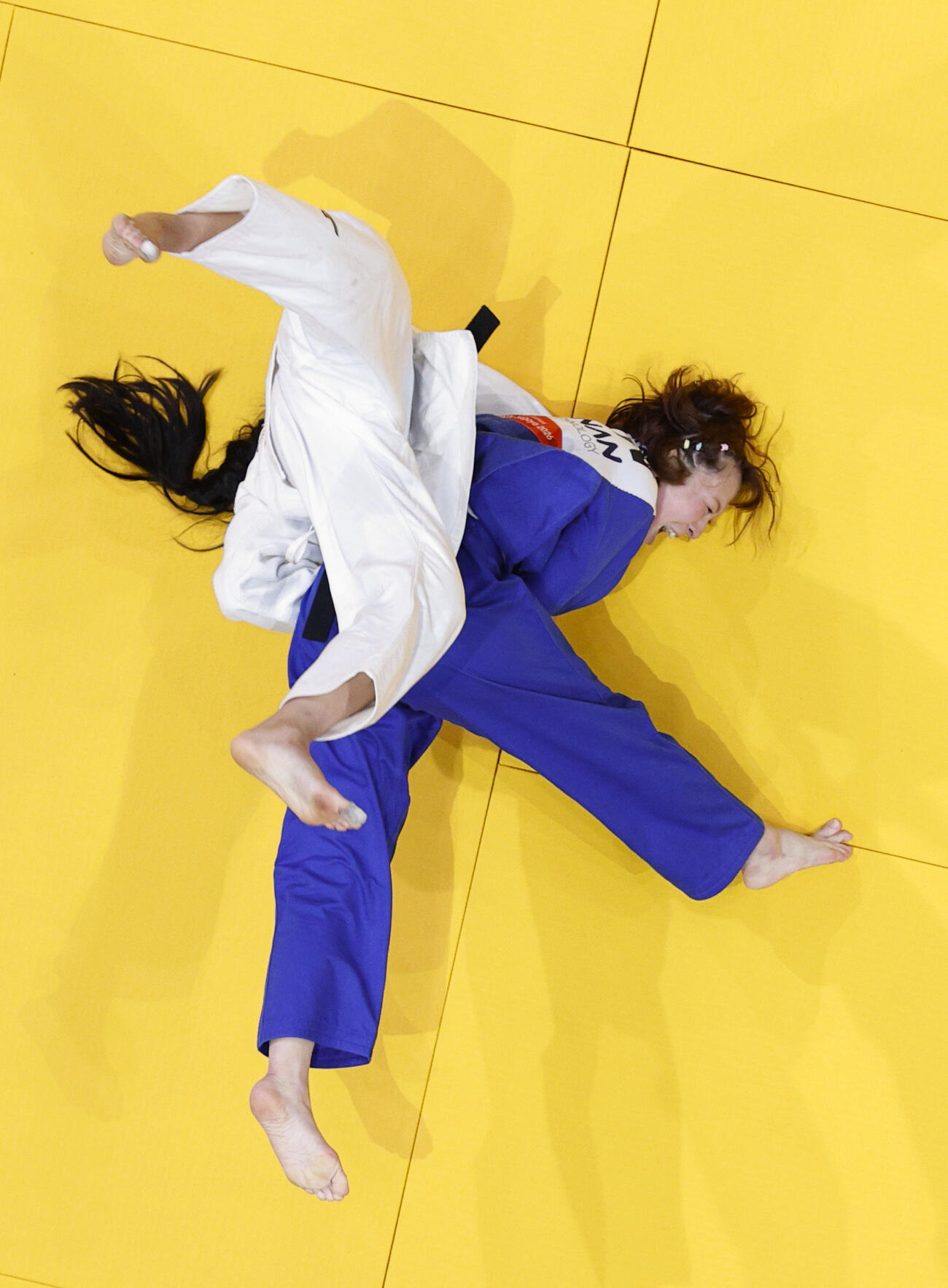 女子52キロ級3位決定戦　カザフスタン選手（左）を攻める藤城心＝IGアリーナ（共同）