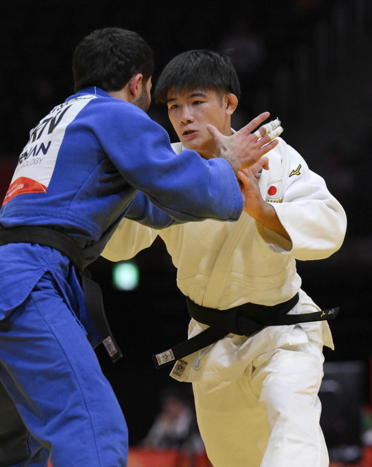男子66キロ級2回戦　バーレーン選手（左）と対戦する服部辰成＝IGアリーナ（共同）
