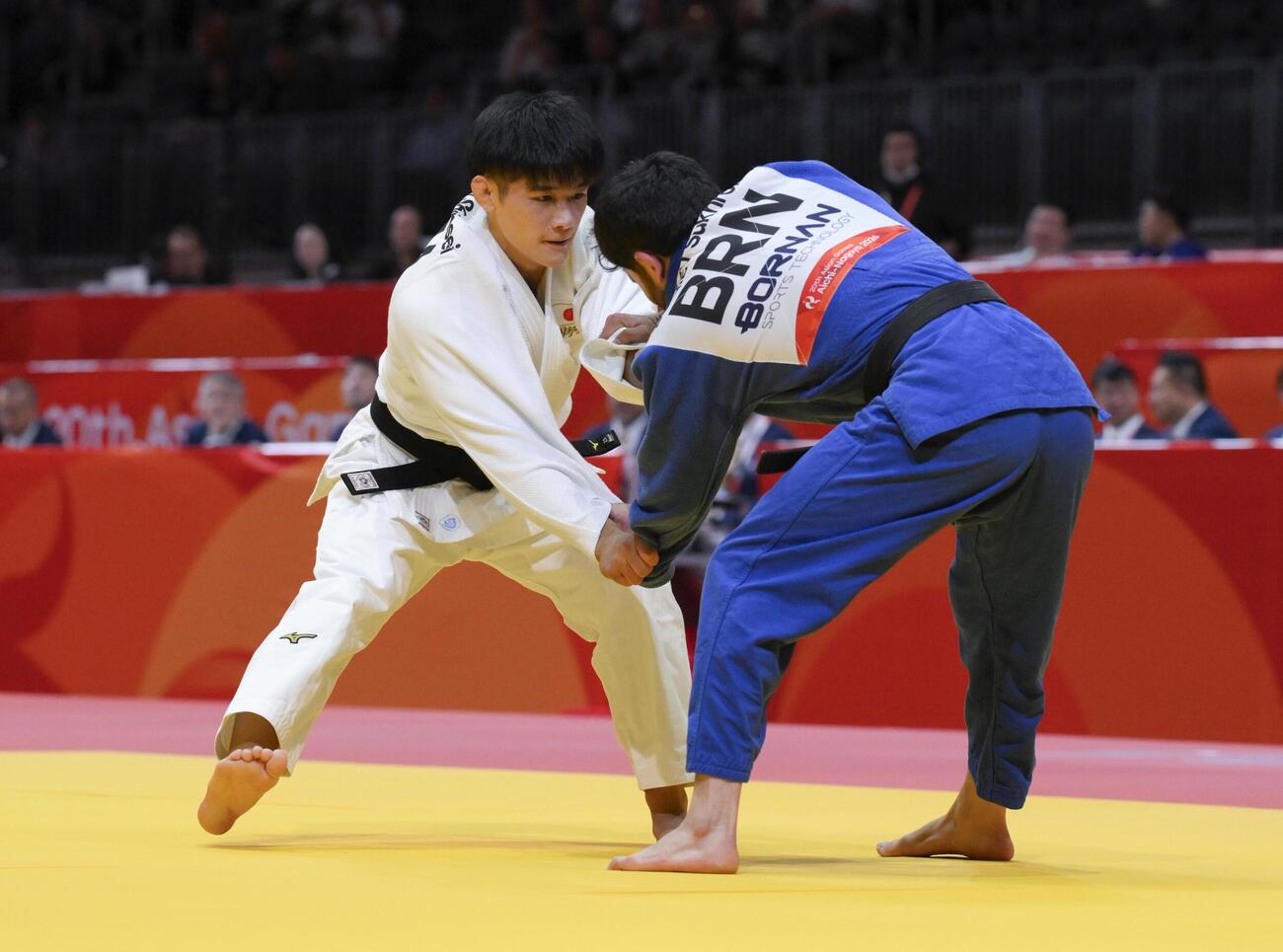 男子66キロ級2回戦　バーレーン選手（右）と対戦する服部辰成＝IGアリーナ（共同）