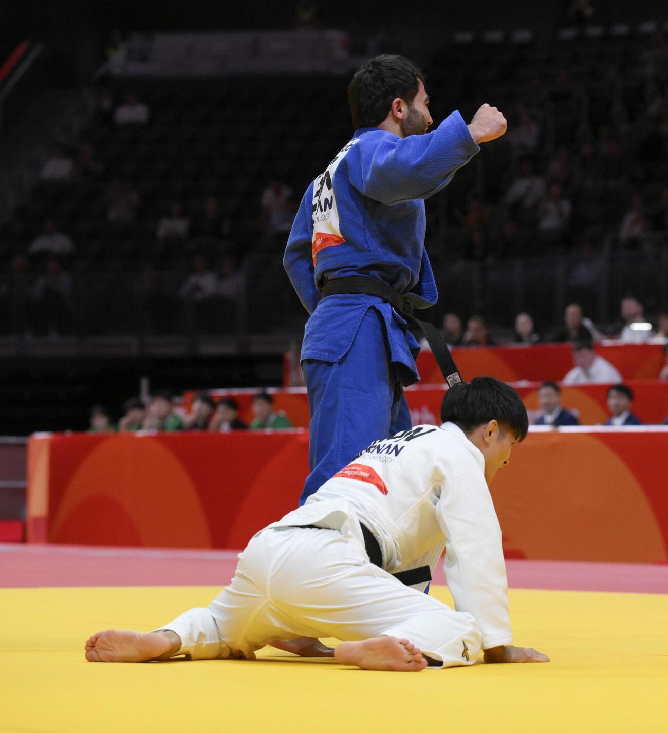 男子66キロ級2回戦でバーレーン選手（奥）に敗れた服部辰成＝IGアリーナ（共同）
