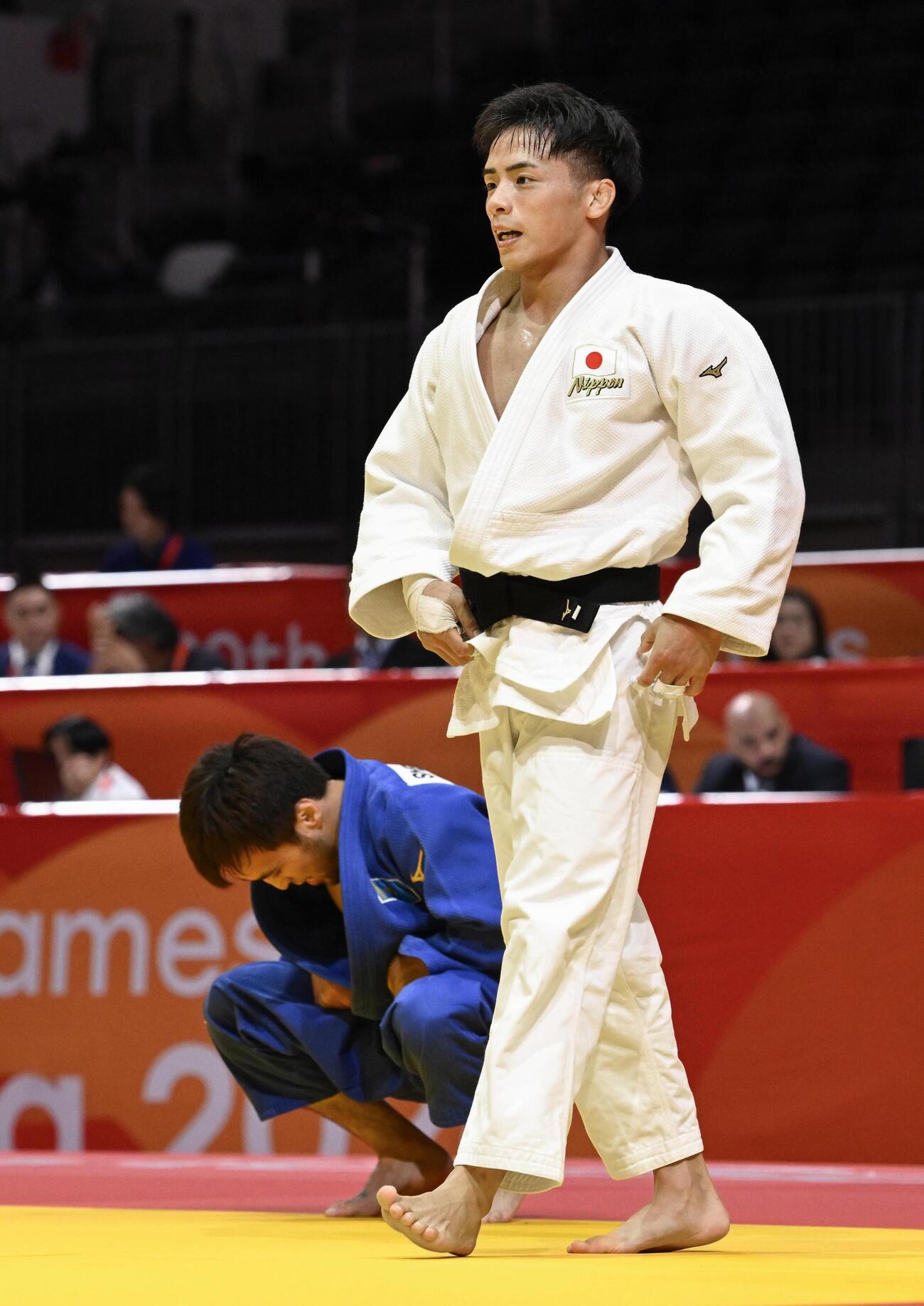 男子60キロ級決勝でカザフスタン選手（奥）に勝利した近藤隼斗（共同）