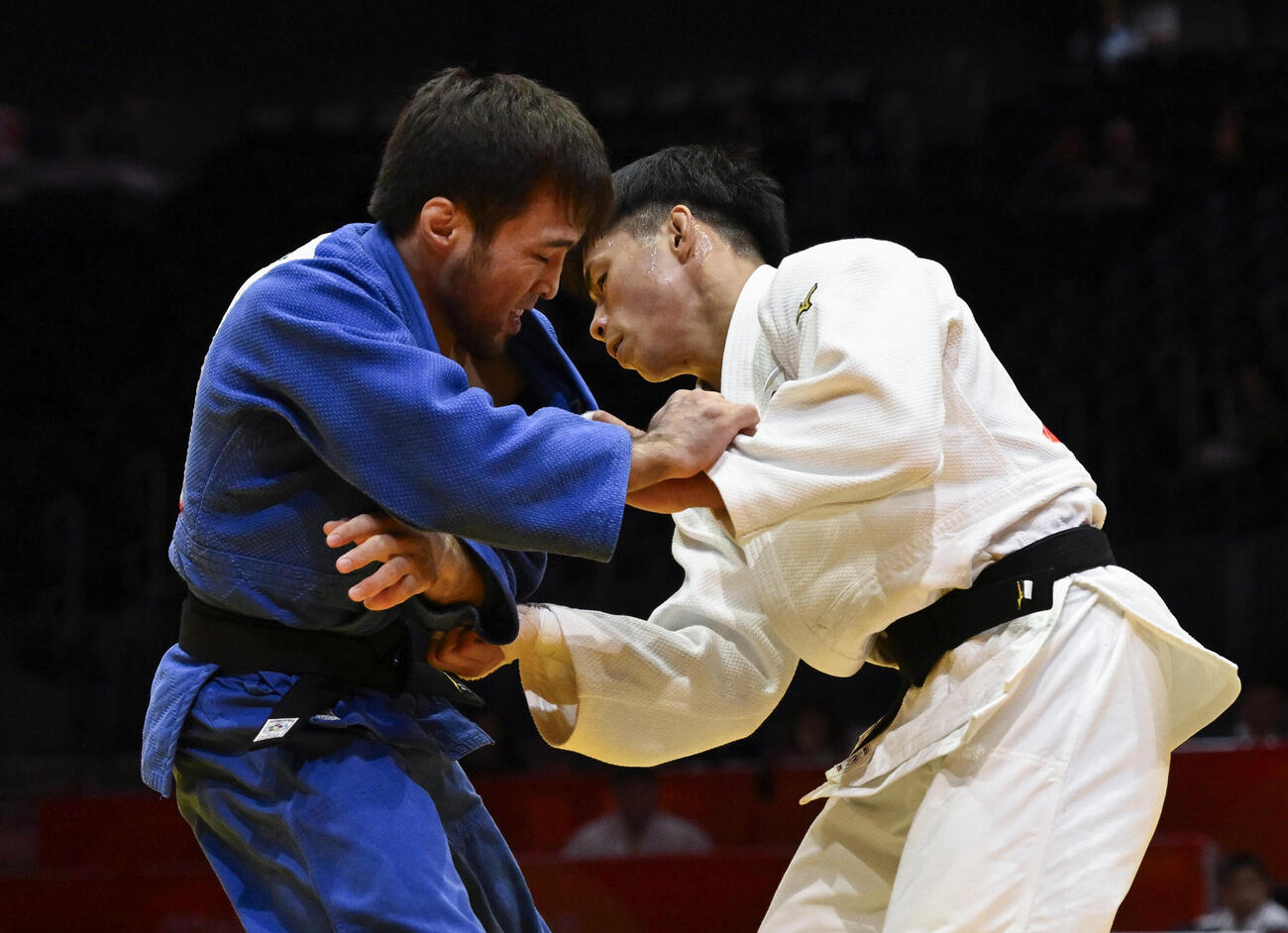 男子60キロ級決勝　カザフスタン選手（左）と対戦する近藤隼斗＝IGアリーナ（共同）