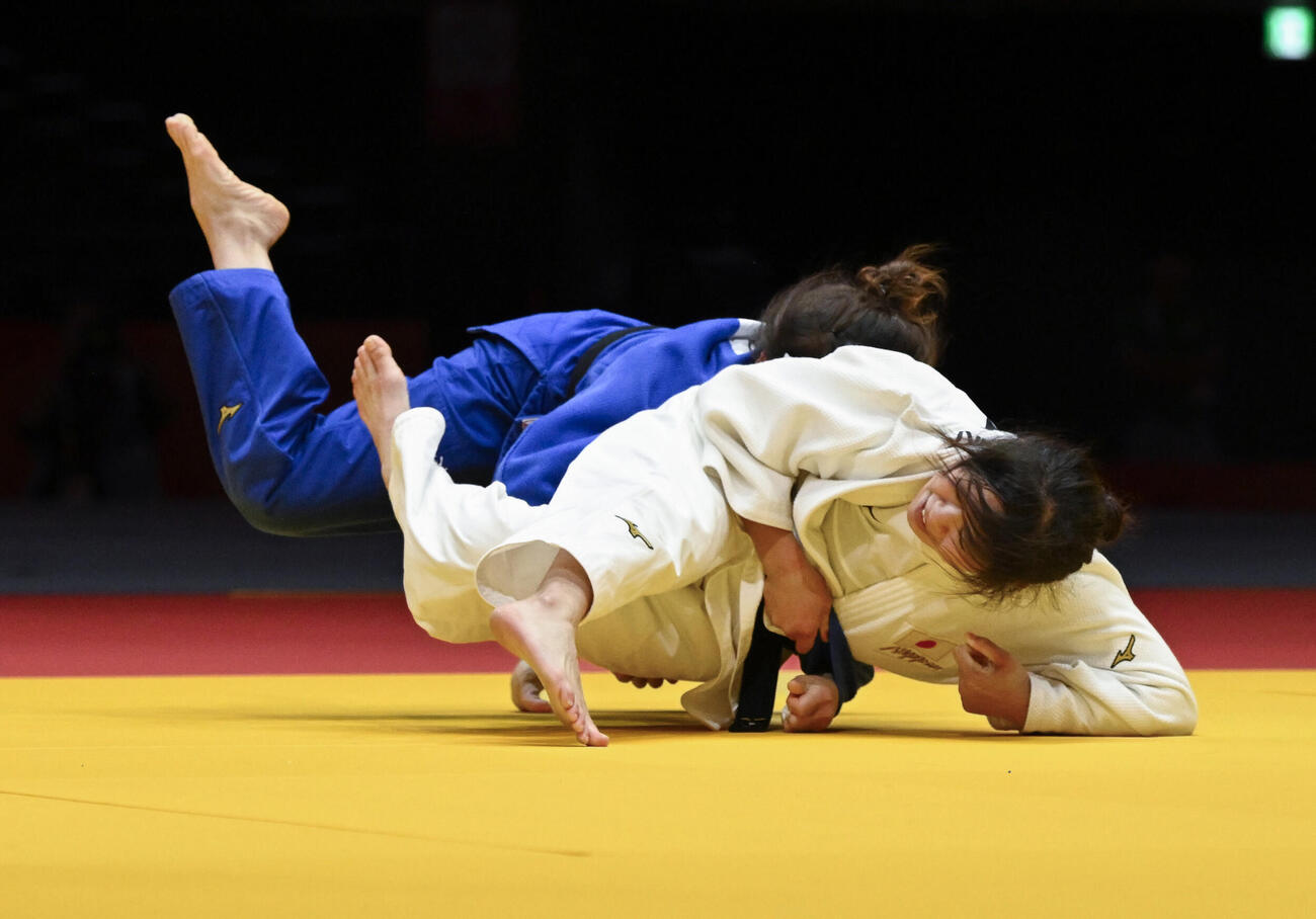 女子48キロ級決勝　カザフスタン選手（奥）を攻める近藤美月＝IGアリーナ（共同）