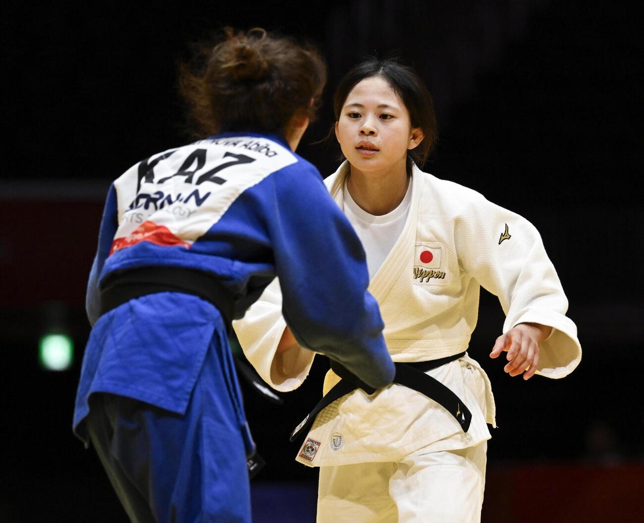 女子48キロ級決勝　カザフスタン選手と対戦する近藤美月＝IGアリーナ（共同）