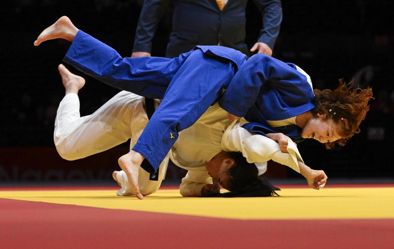 女子52キロ級3位決定戦　カザフスタン選手（下）を攻める藤城心＝IGアリーナ（共同）
