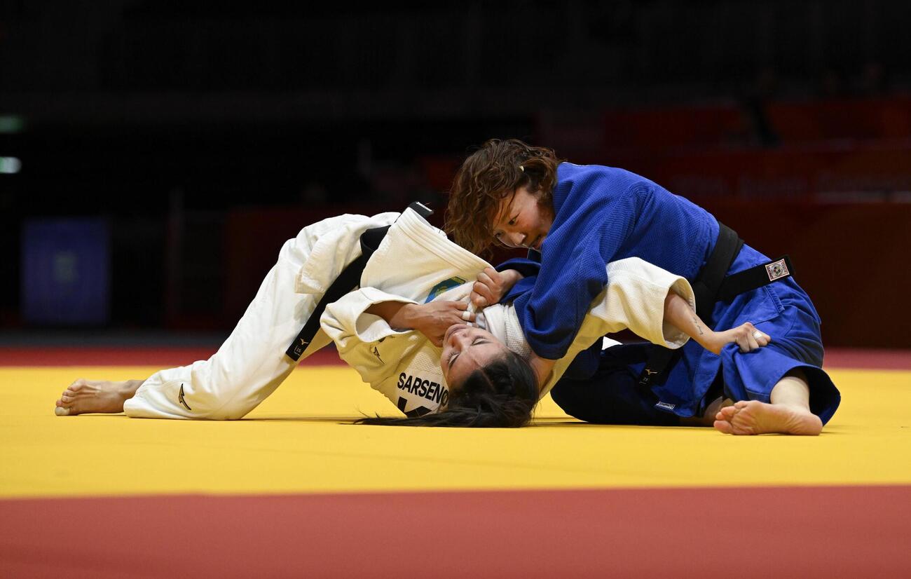 女子52キロ級3位決定戦　カザフスタン選手（左）を攻める藤城心＝IGアリーナ（共同）