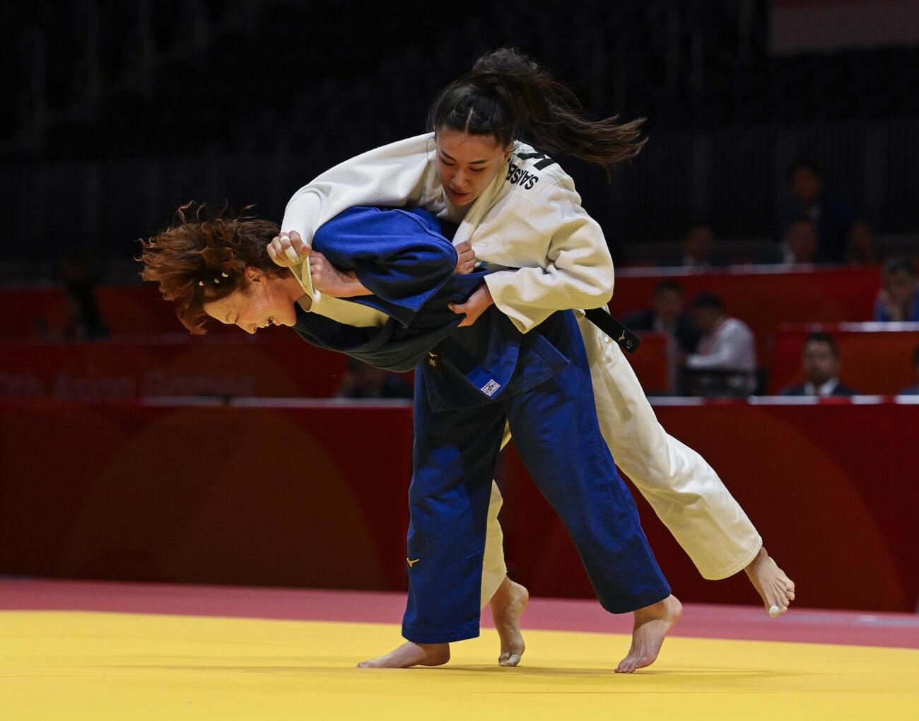 女子52キロ級3位決定戦　カザフスタン選手（右）を攻める藤城心＝IGアリーナ（共同）