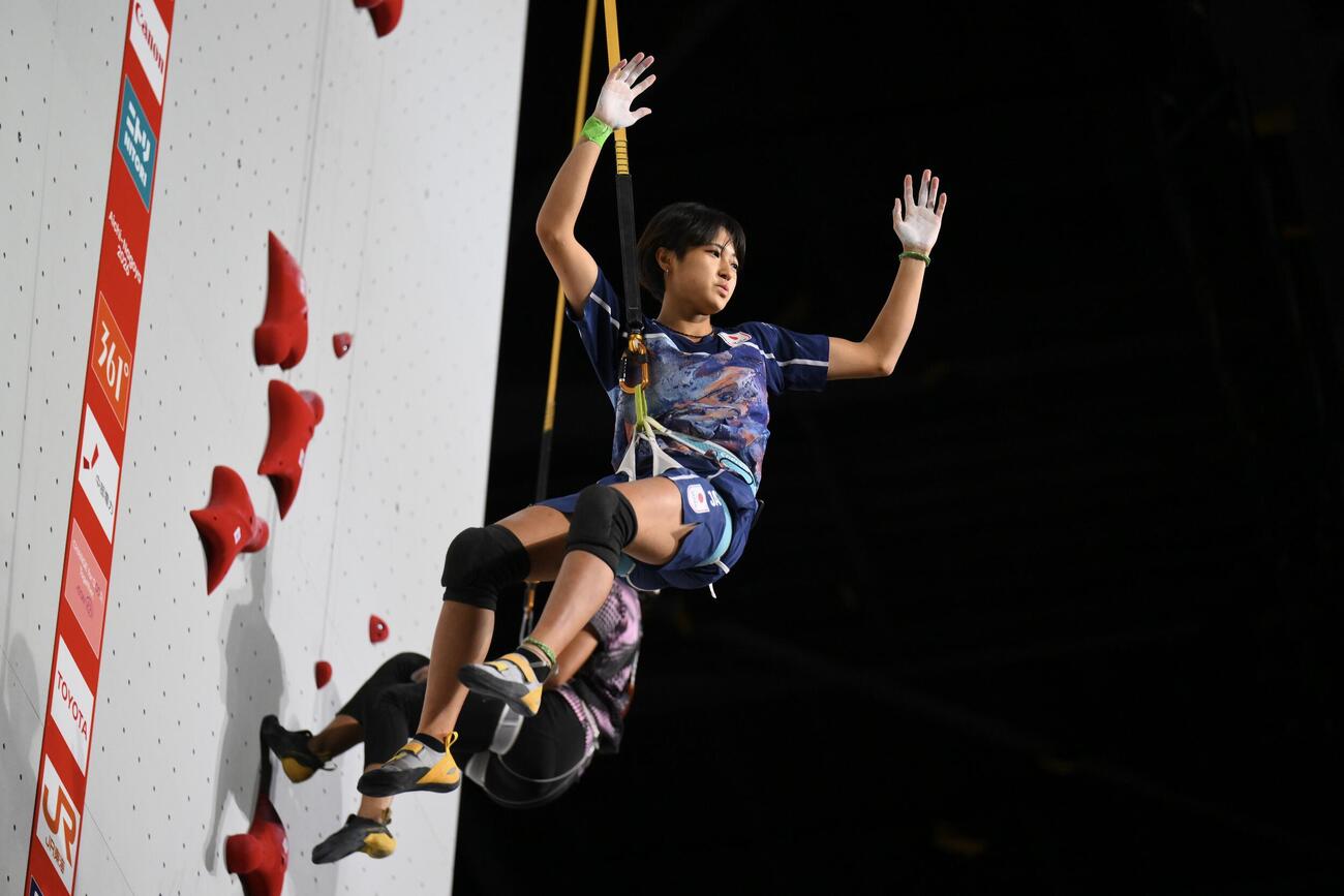 女子スピード準決勝進出を決め観客席に手を振る小屋松恋（撮影・滝沢徹郎）