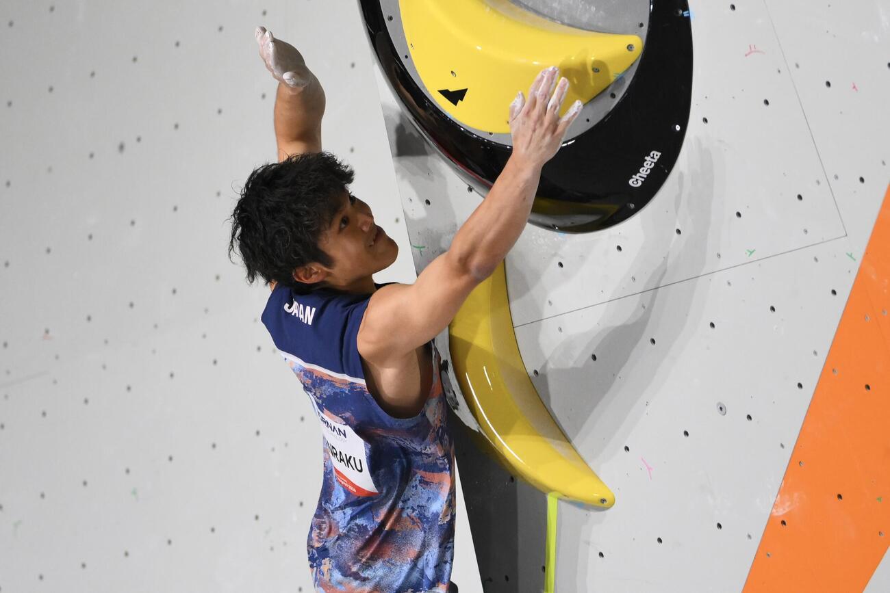 男子ボルダー決勝の第3課題に臨む安楽宙斗（撮影・滝沢徹郎）