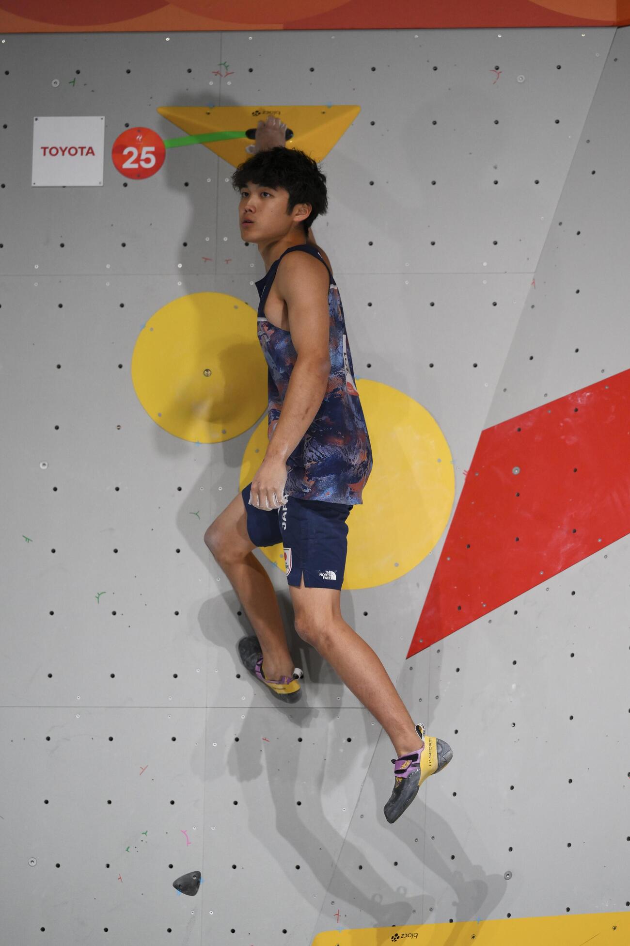 男子ボルダー決勝で第2課題をクリアする安楽宙斗（撮影・滝沢徹郎）