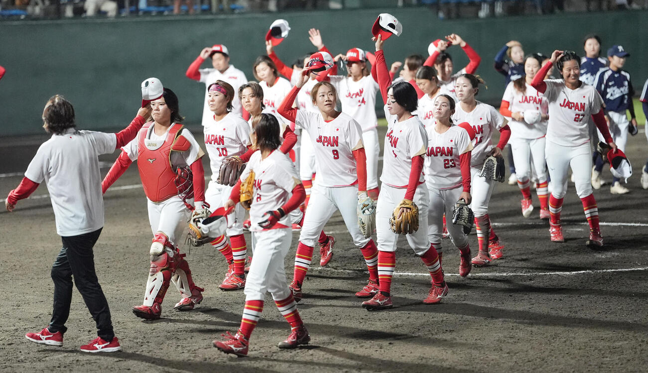 ソフトボール韓国対日本　韓国に勝利しスタンドの声援に応える日本ナイン（撮影・森本幸一）