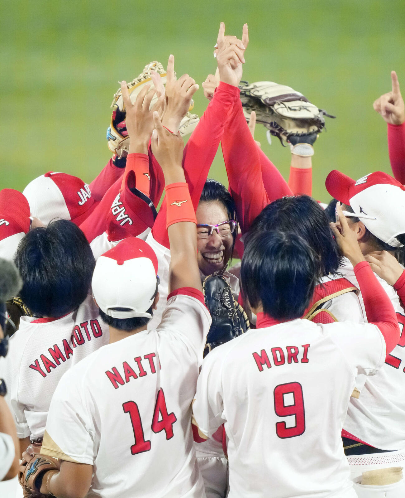 21年7月、東京五輪ソフトボール決勝　米国に勝利し優勝を決め、ナインと喜びを爆発させる上野由岐子（中央）