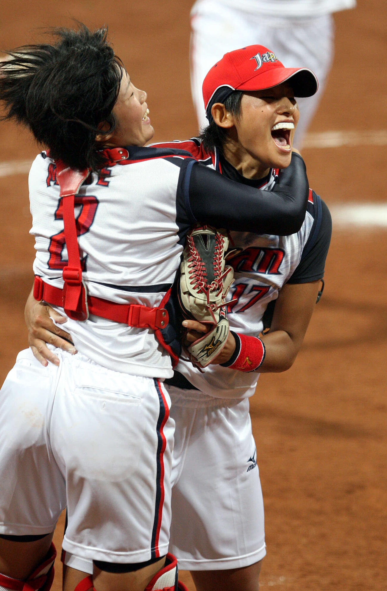 08年8月、北京五輪ソフトボール決勝　日本対米国　金メダルを決めた瞬間、峰幸代と抱き合う上野由岐子