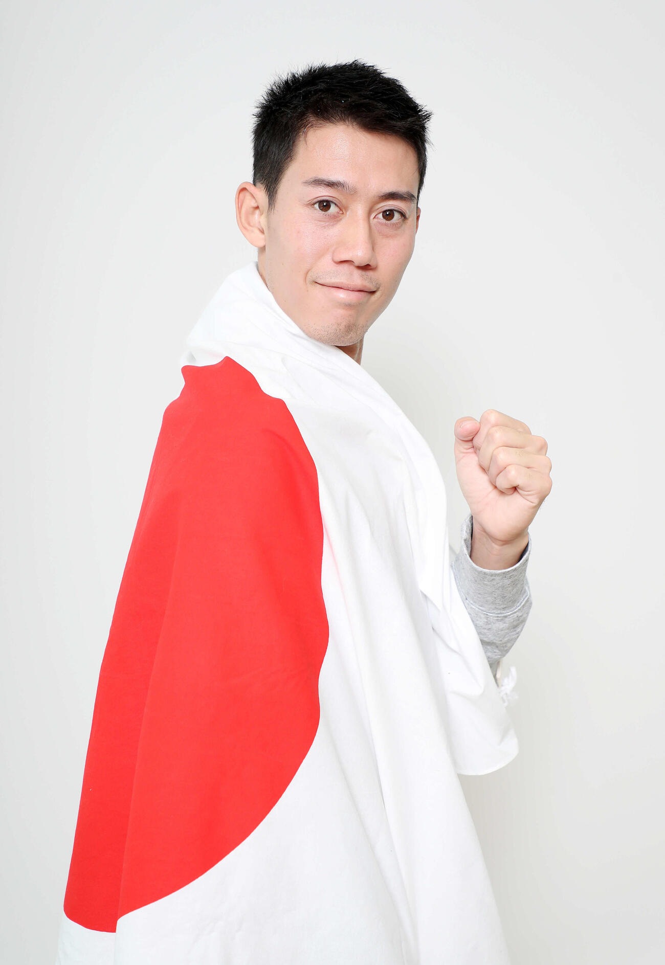日の丸を背負いガッツポーズする錦織（2019年11月30日撮影）