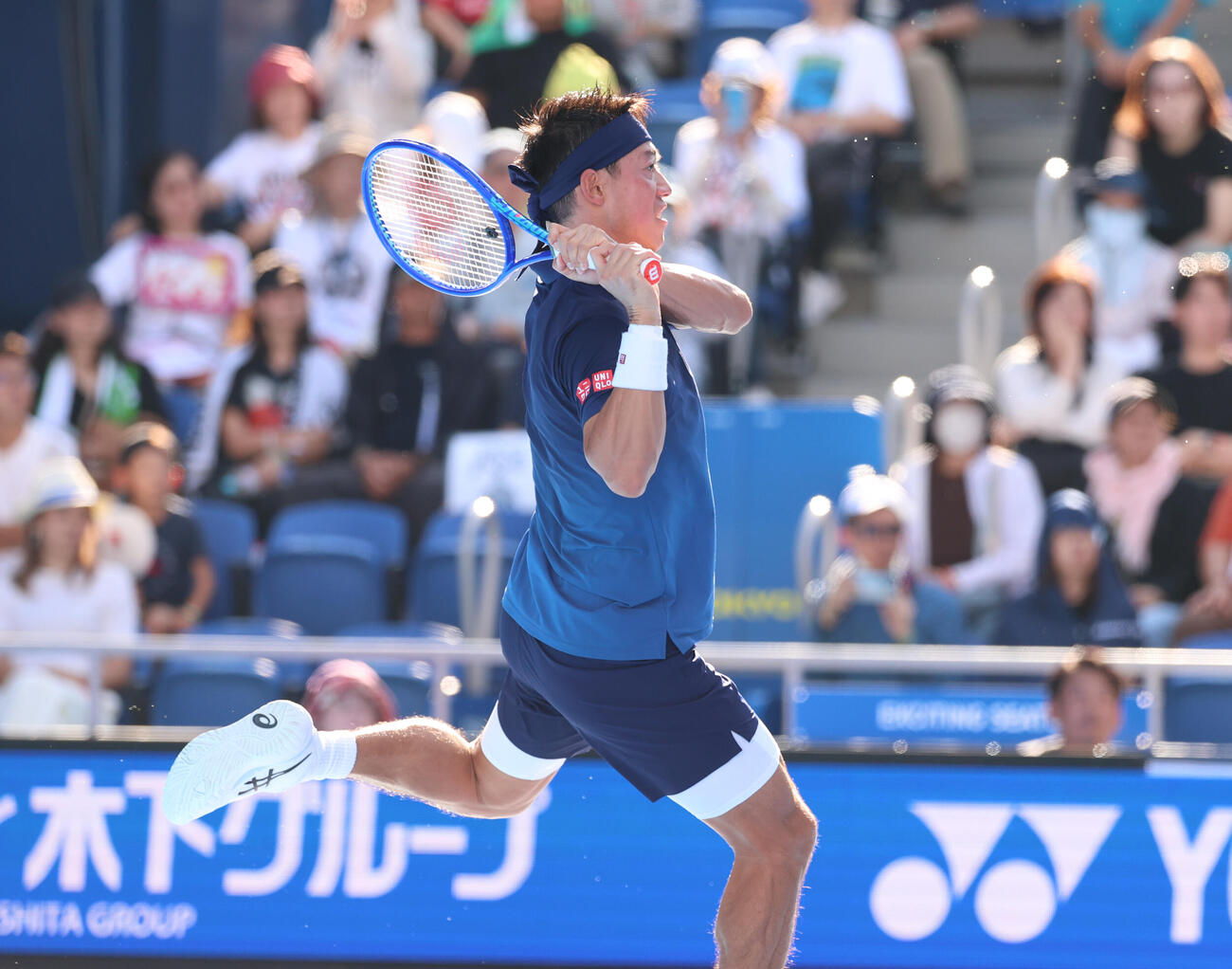 錦織圭対フランシス・ティアフォー　第1セット、バックハンドを放つ錦織圭（撮影・増田悦実）