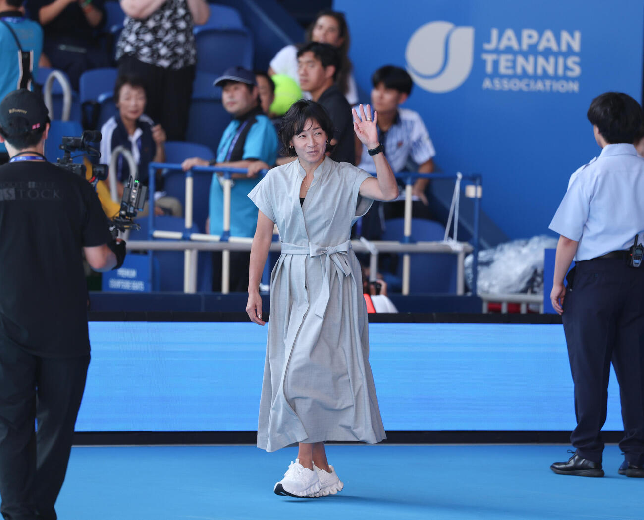 錦織圭対フランシス・ティアフォー　コイントスを務める伊達公子氏（撮影・増田悦実）