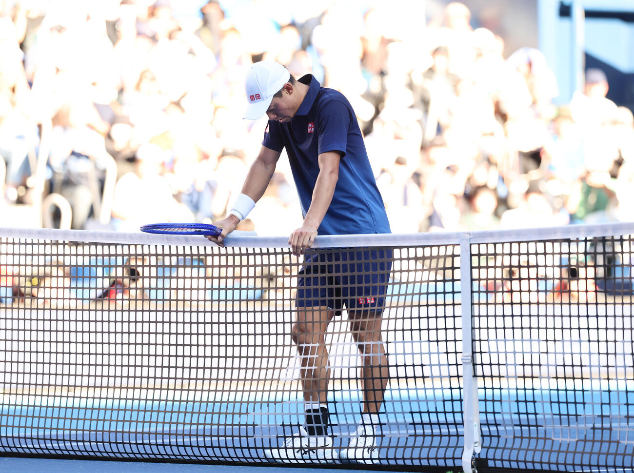 錦織圭対フランシス・ティアフォー　フランシス・ティアフォーに敗れがっくりとする錦織圭（撮影・増田悦実）