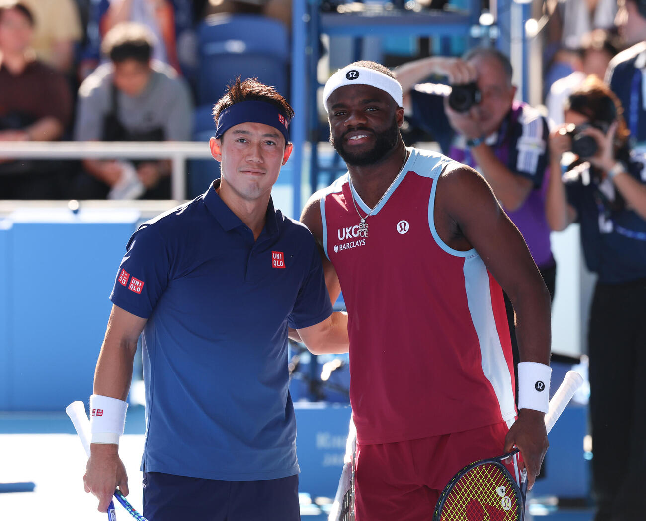 錦織圭対フランシス・ティアフォー　記念撮影をするフランシス・ティアフォー（右）と錦織圭（撮影・増田悦実）