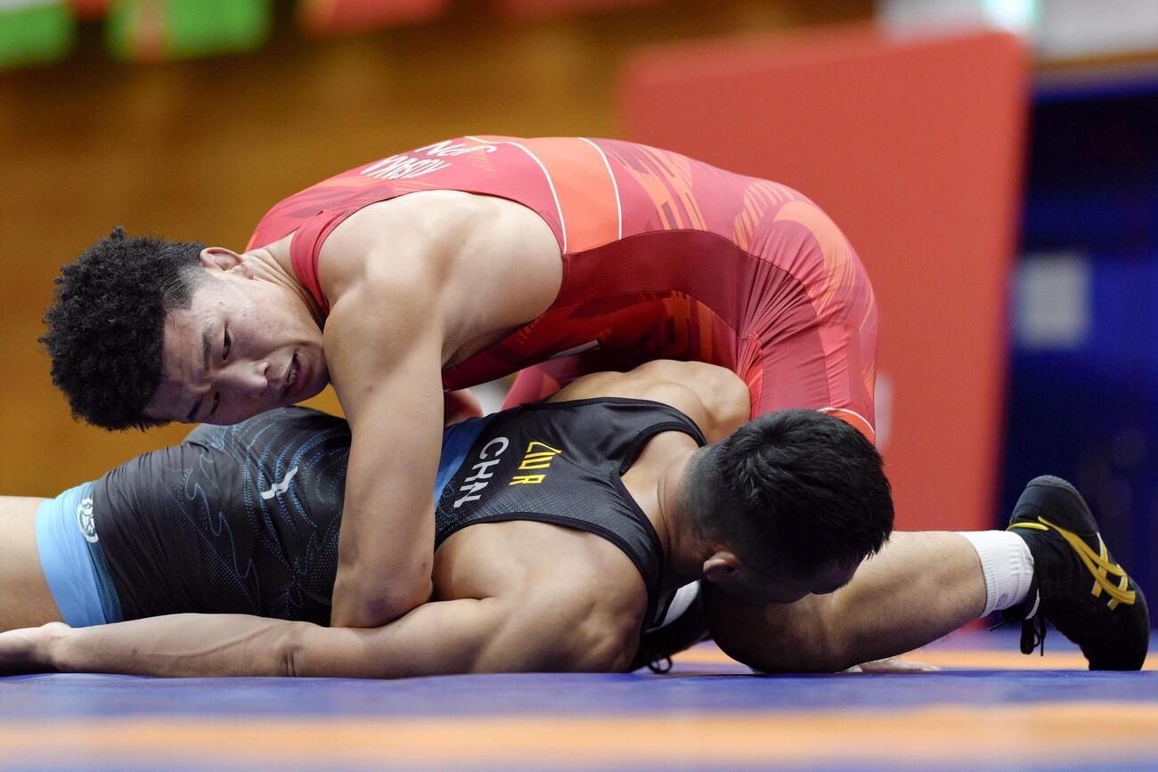 男子グレコローマン77キロ級準決勝　中国選手（下）と対戦する日下尚＝名古屋市稲永SC（共同）