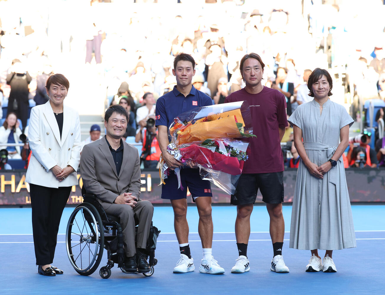 錦織圭対フランシス・ティアフォー　現役最後の試合を終え記念撮影をする左から杉山愛氏、国枝慎吾氏、錦織圭、添田豪氏、伊達公子氏（撮影・増田悦実）
