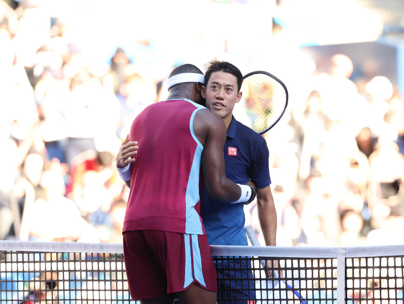 錦織圭対フランシス・ティアフォー　試合に敗れフランシス・ティアフォー（左）と抱き合う錦織圭（撮影・増田悦実）