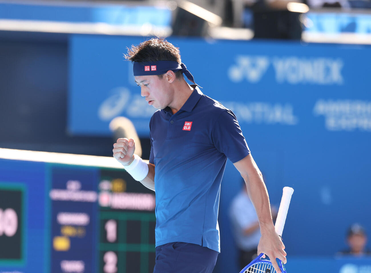 錦織圭対フランシス・ティアフォー　第1セット、バックハンドを決めガッツポーズをする錦織圭（撮影・増田悦実）