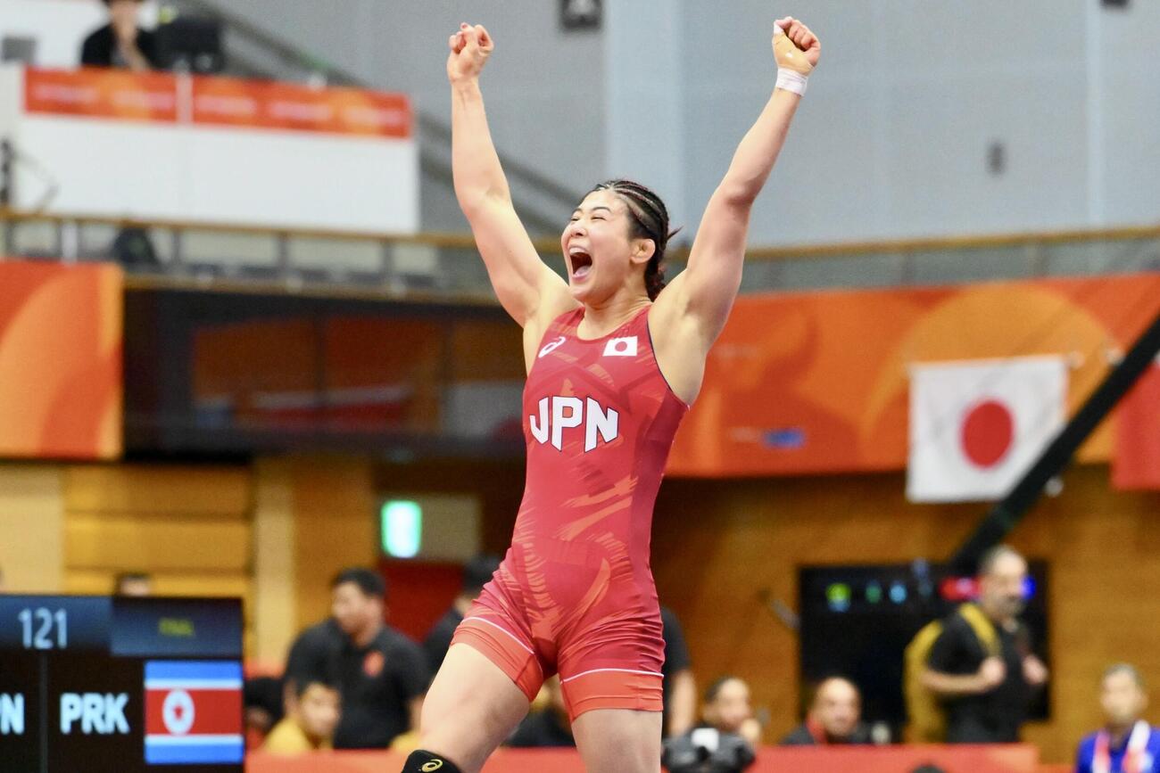 女子62キロ級で優勝を決め雄叫びをあげる尾崎野乃香（撮影・滝沢徹郎）
