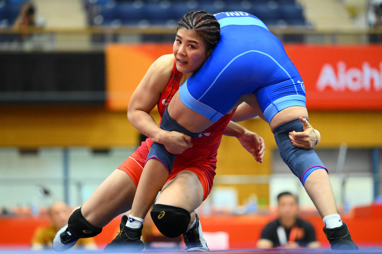 女子62キロ級準決勝でインドの選手にタックルを決める尾崎野乃香（撮影・滝沢徹郎）