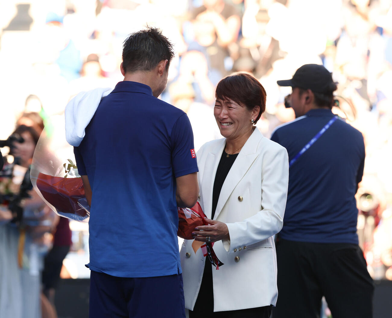 錦織圭対フランシス・ティアフォー　現役最後の試合を終えた錦織圭（左）に涙ながらに声をかける杉山愛氏（撮影・増田悦実）