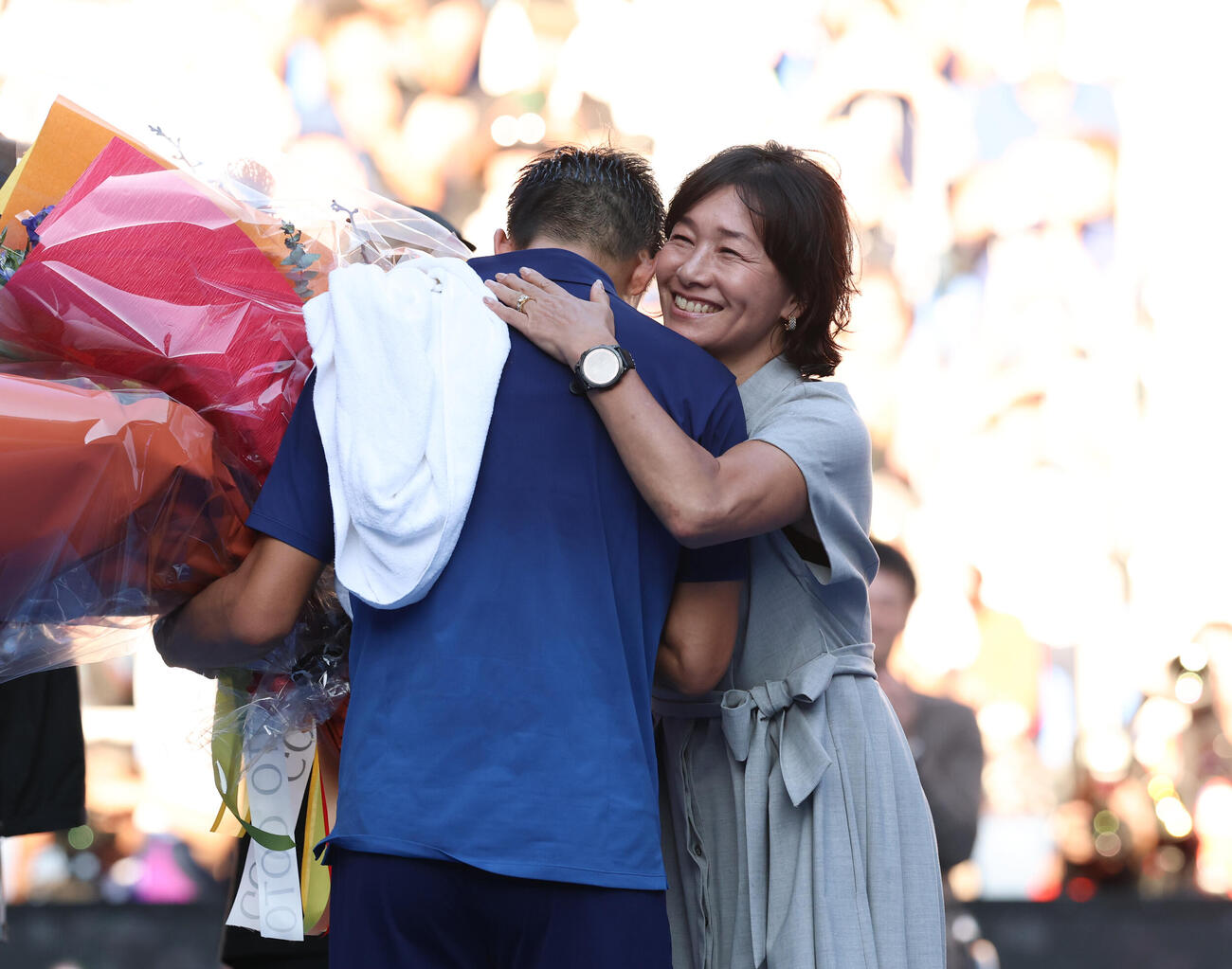 錦織圭対フランシス・ティアフォー　現役最後の試合を終えた錦織圭（左）とハグをする伊達公子氏（撮影・増田悦実）