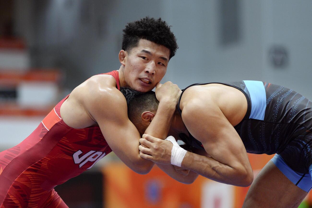 男子グレコローマン77キロ級準決勝　中国選手（右）と対戦する日下尚＝名古屋市稲永SC（共同）
