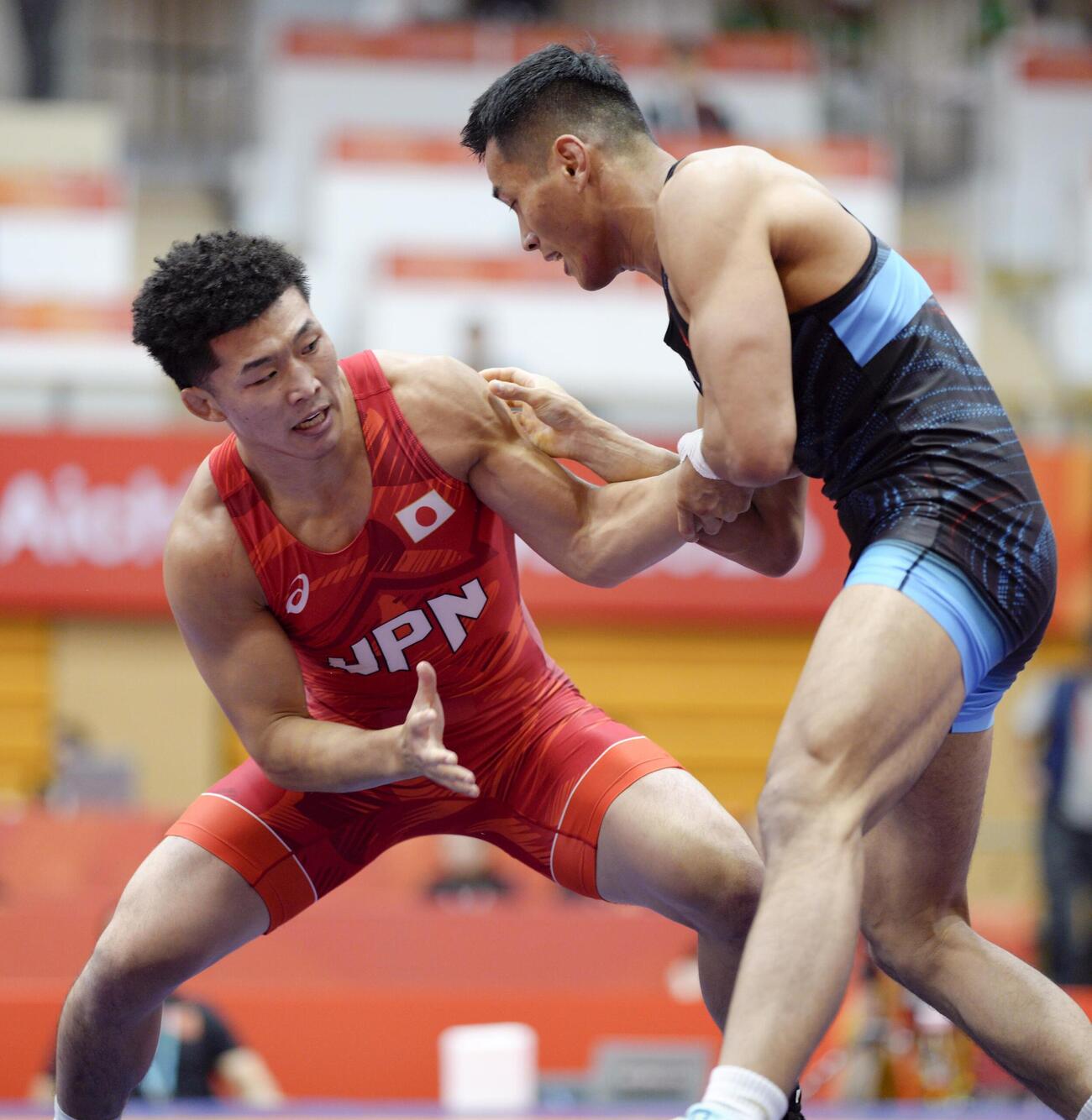 男子グレコローマン77キロ級準決勝　中国選手（右）と対戦する日下尚＝名古屋市稲永SC