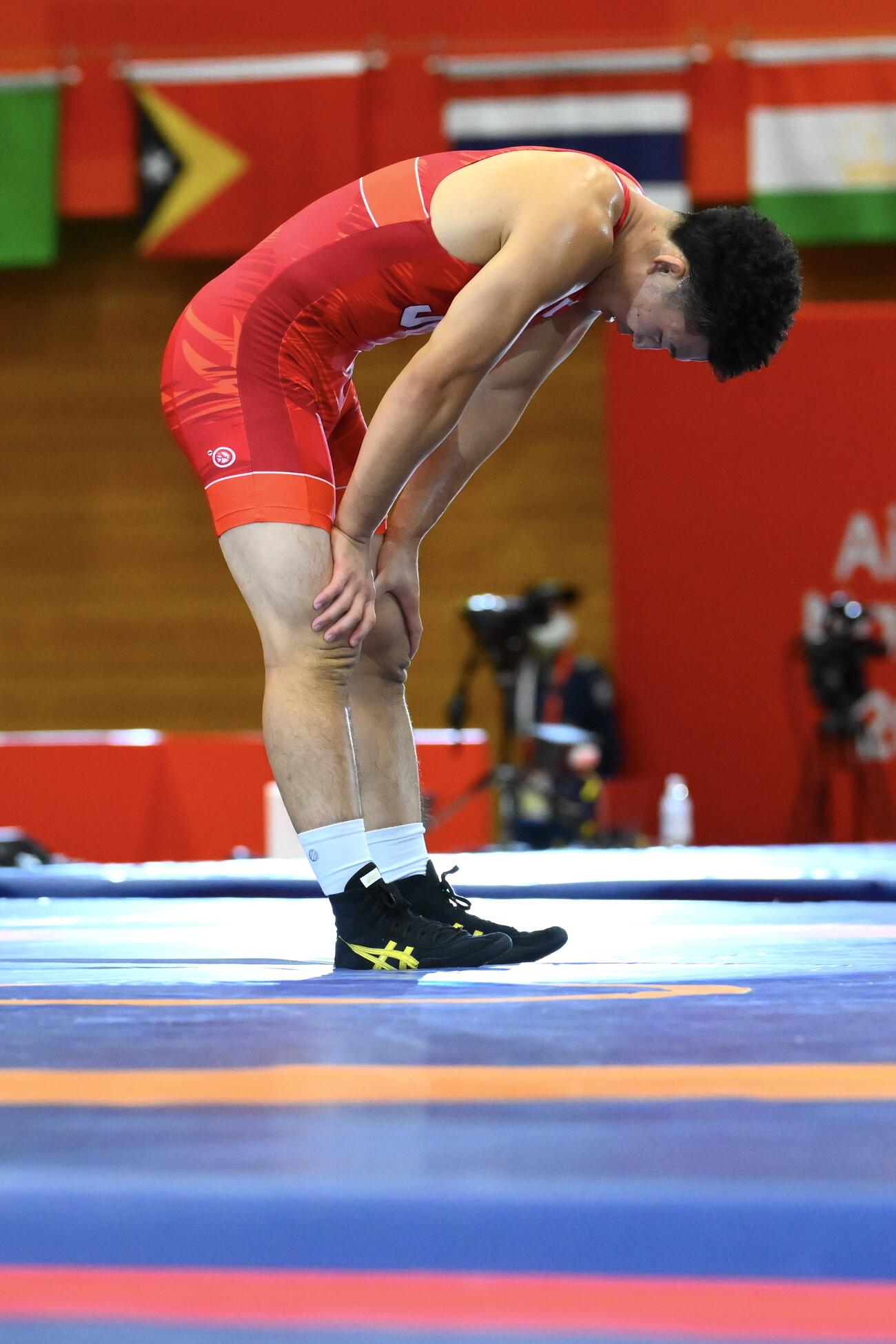 男子グレコローマンスタイル77キロ級決勝で敗れうつむく日下尚（撮影・滝沢徹郎）