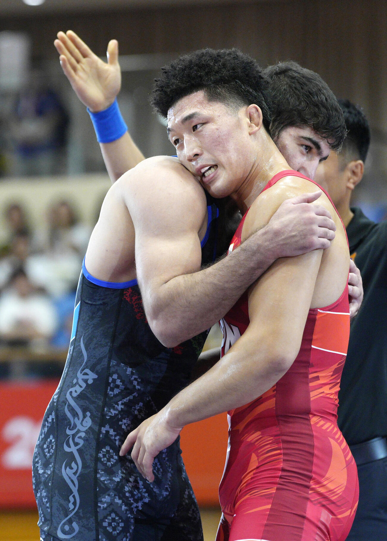 男子グレコローマン77キロ級決勝でイラン選手（左）に敗れた日下尚＝名古屋市稲永SC