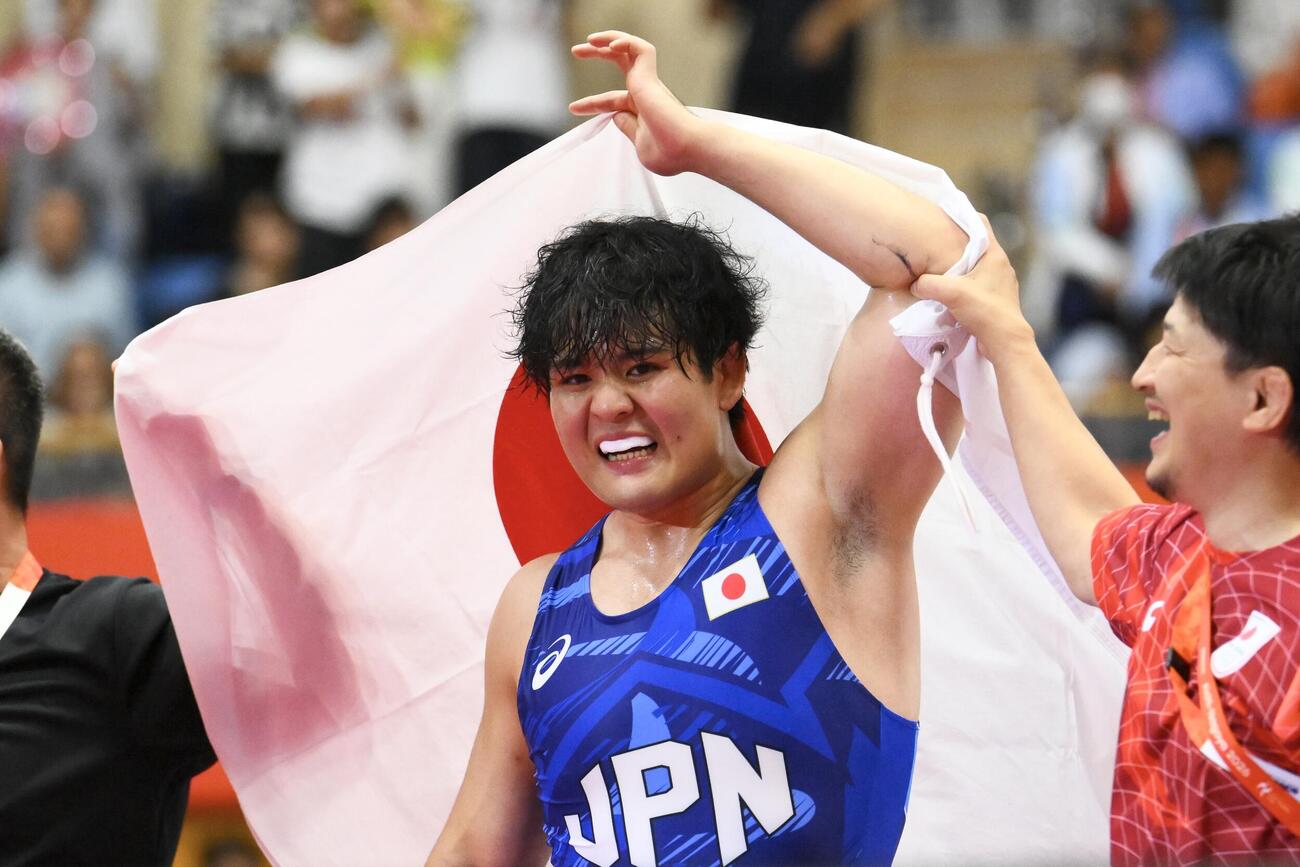 男子グレコローマンスタイル97キロ級で優勝を決め日の丸を背にする仲里優力（撮影・滝沢徹郎）